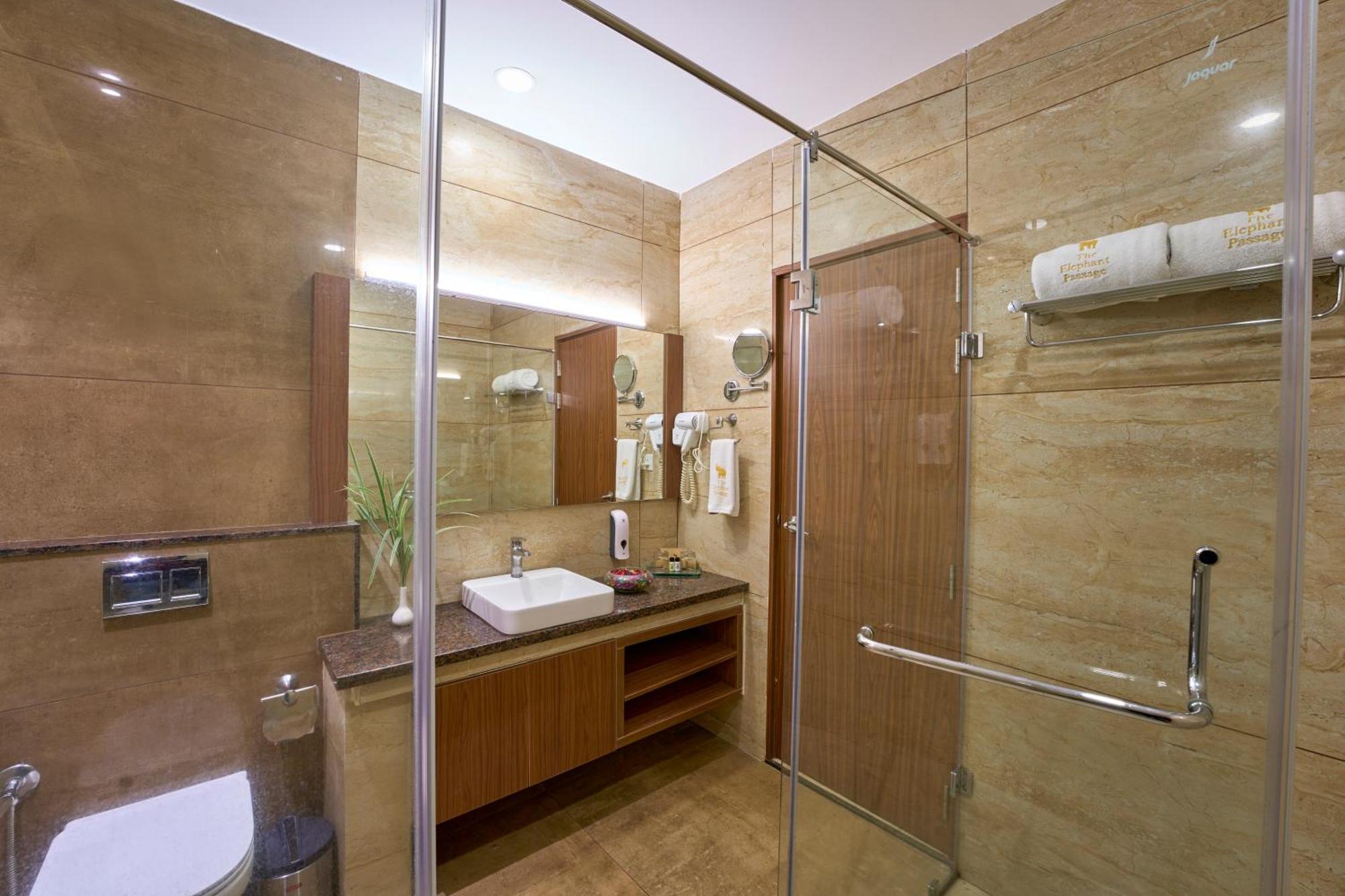 Elephant Passage Муннар Екстер'єр фото A bathroom in a hotel
